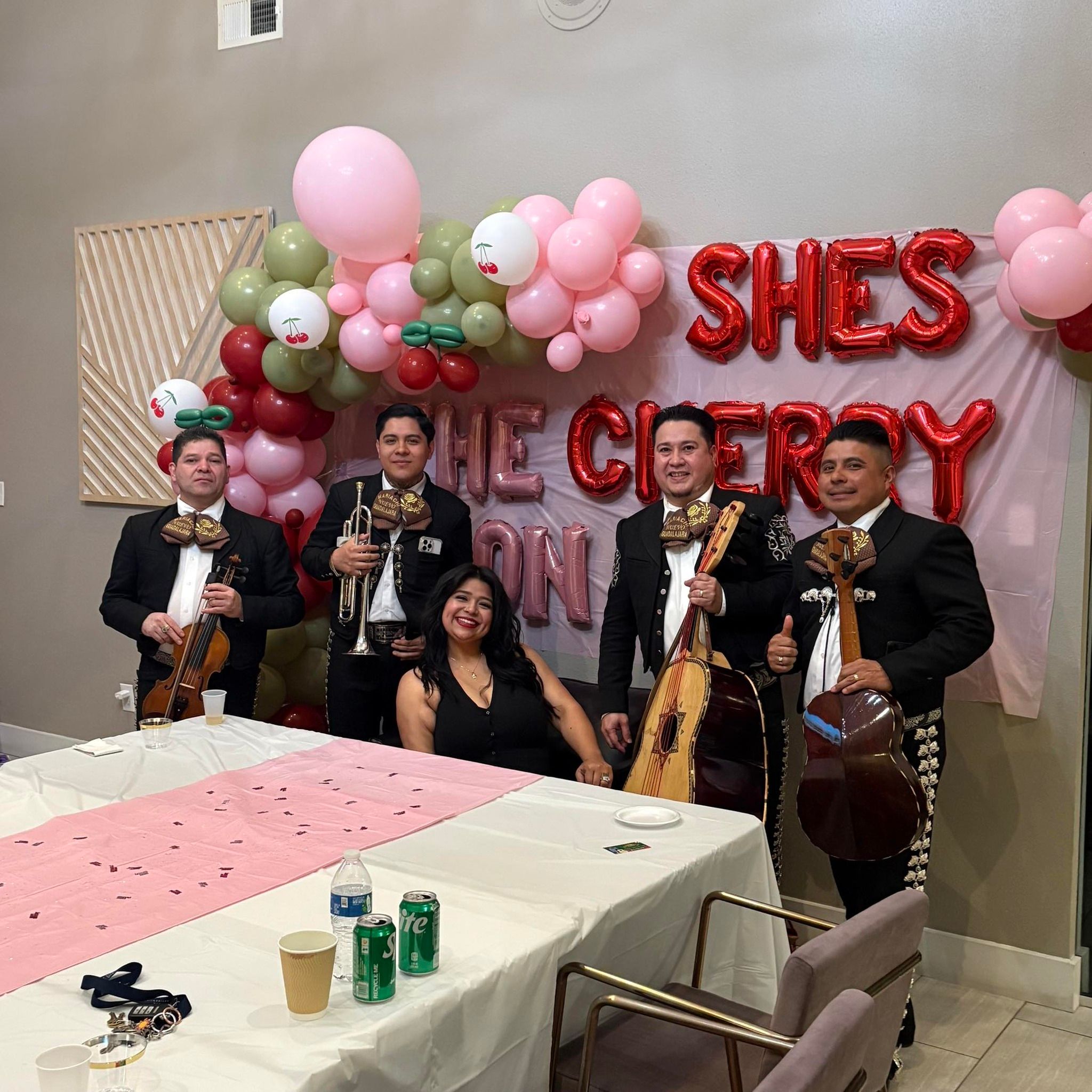 Músicos de mariachi acompañan una reunión de cumpleaños.