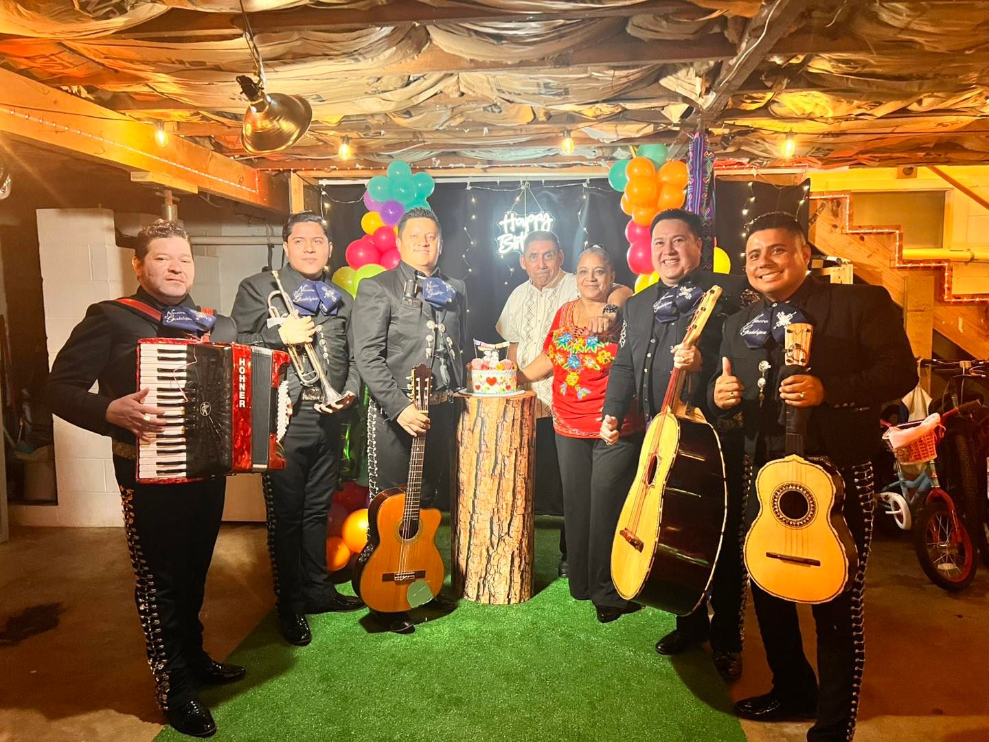 El mariachi junto a una familia durante una fiesta de cumpleaños.