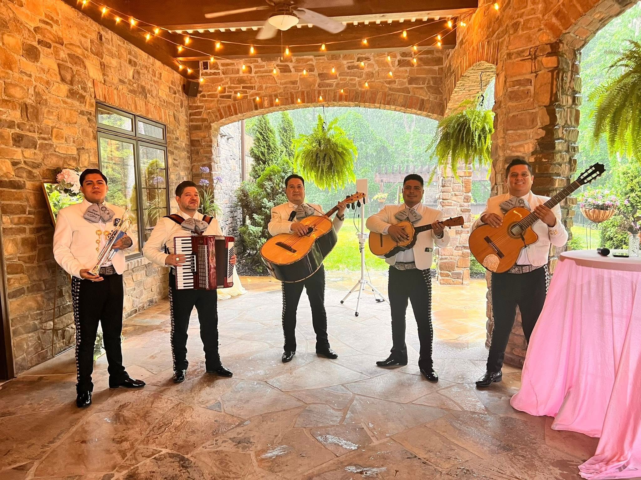 Mariachi Nuevo Guadalajara NC con sus instrumentos durante una celebración.